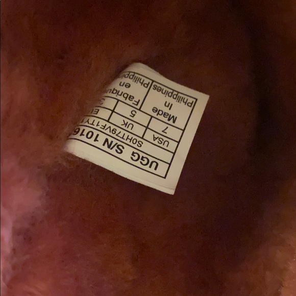 Ugg - Picture 3 of 6